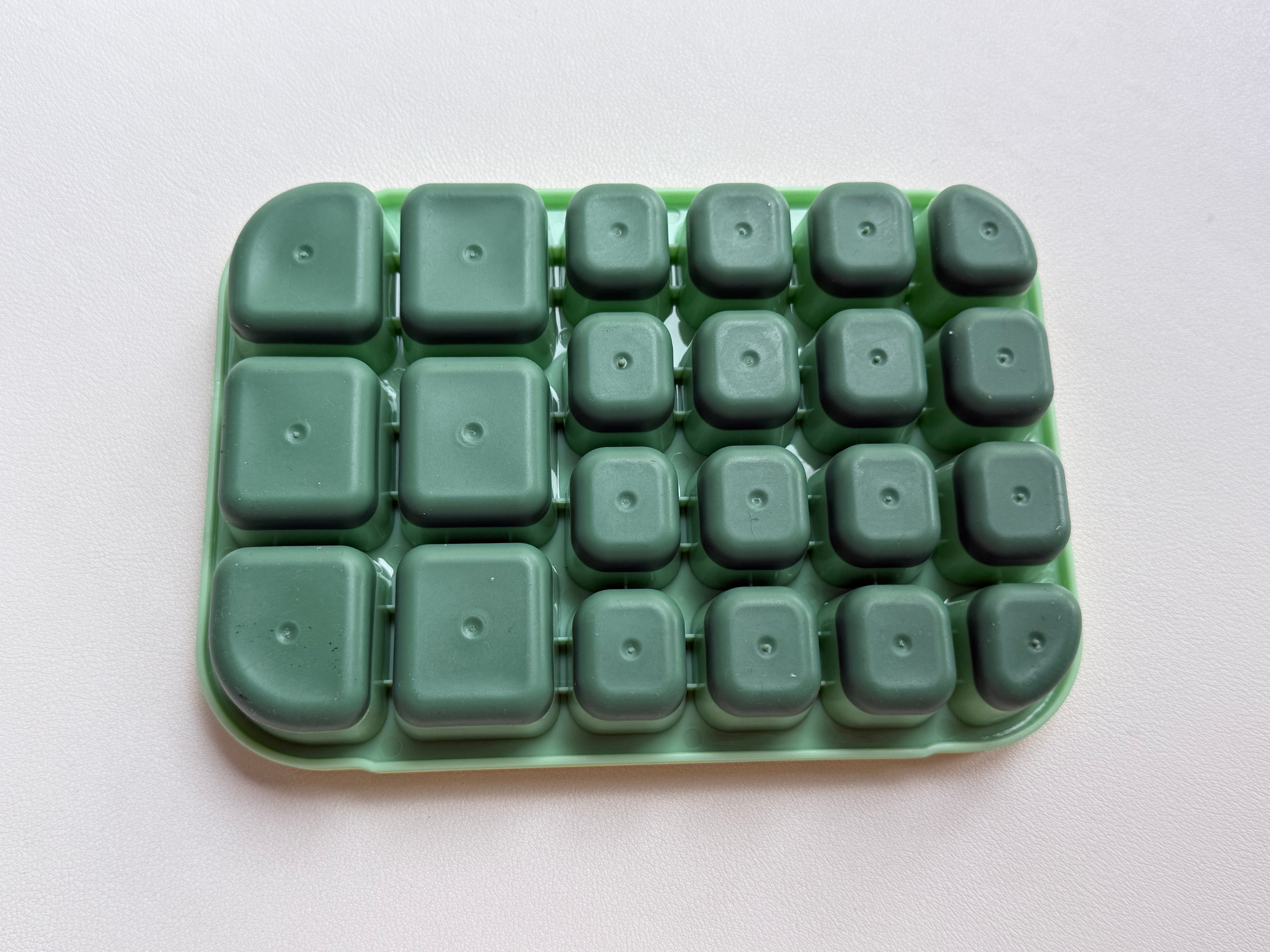 NestContrib  Ice cube trays，Flexible Silicone Ice Cube Molds with Removable Lid Reusable Freezer Ice Trays Stackable for Whiskey, Baby Food, BPA Free