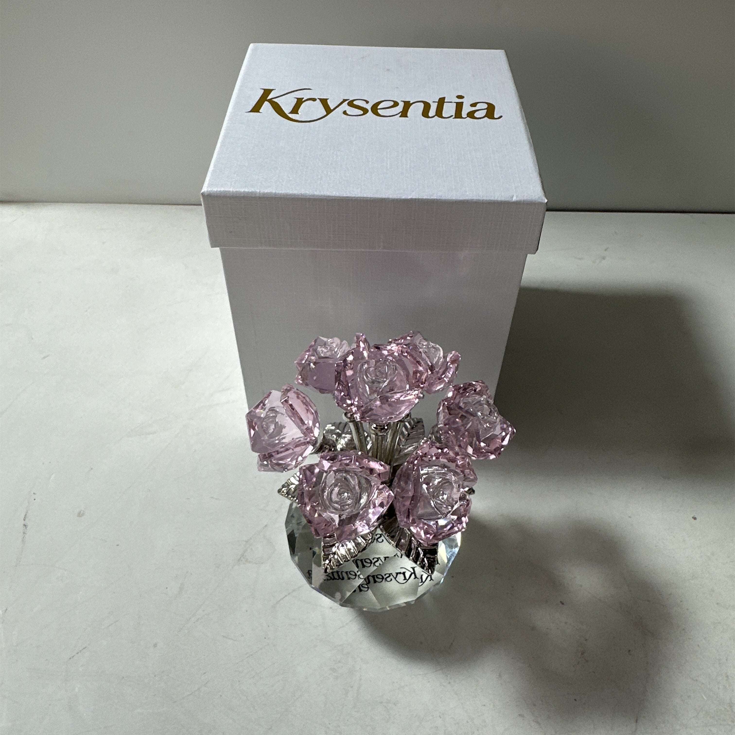 Krysentia Pink Crystal Rose Flower Figurine Decor,  Handcrafted Sparkle Crystal Bouquet with Diamond-Cut K9 Crystal Vase Base, Romantic Tabletop Ornament for Home Bedroom Office