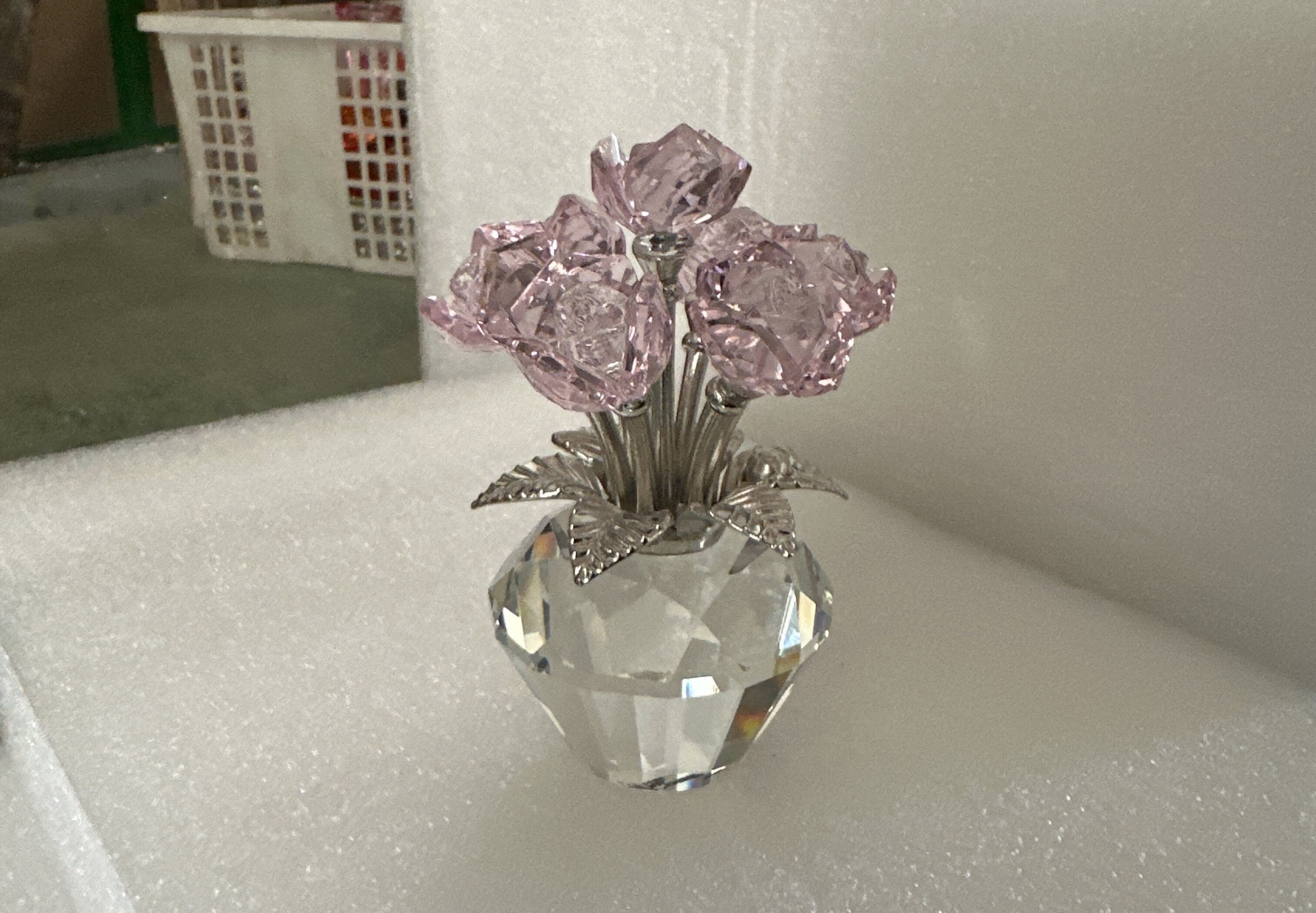 Krysentia Pink Crystal Rose Flower Figurine Decor,  Handcrafted Sparkle Crystal Bouquet with Diamond-Cut K9 Crystal Vase Base, Romantic Tabletop Ornament for Home Bedroom Office